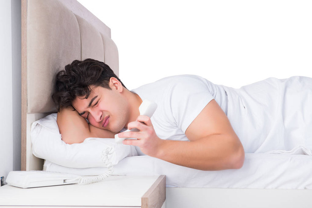 Mies sängyssä kärsii unettomuudesta - Valokuva, kuva