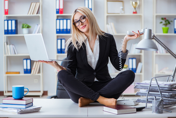 Empresária frustrada meditando no escritório - Foto, Imagem