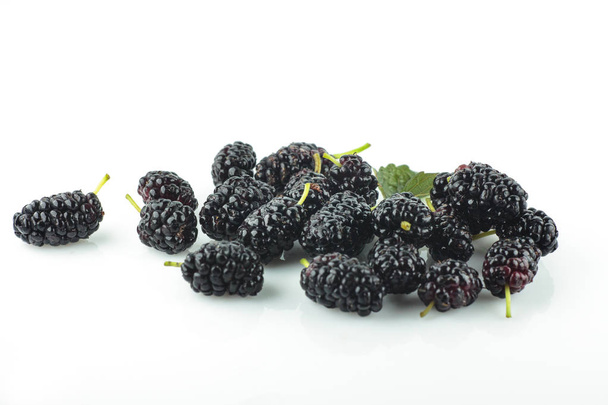 İzole çilek beş Siyah frenk üzümü meyve düşen kırpma yolu ile beyaz arka plan üzerinde izole  - Fotoğraf, Görsel