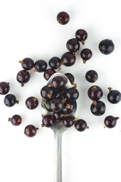 Eristetyt marjat viisi putoavaa mustaherukan hedelmiä eristetty valkoisella taustalla leikkausreitillä
  - Valokuva, kuva