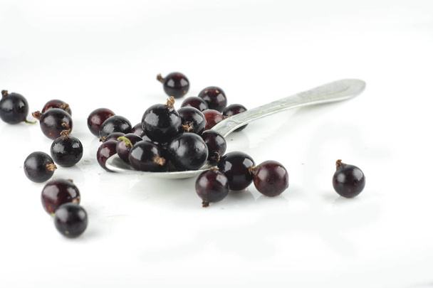 Eristetyt marjat viisi putoavaa mustaherukan hedelmiä eristetty valkoisella taustalla leikkausreitillä
  - Valokuva, kuva