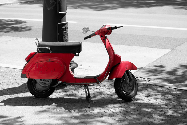 Scooter rojo en Berlín
 - Foto, imagen