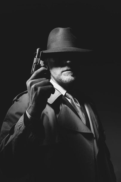 Undercover agent holding pistol - Фото, изображение