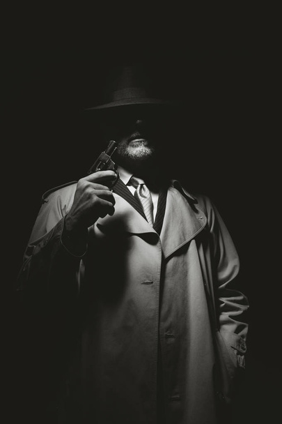Undercover agent holding pistol - Фото, зображення
