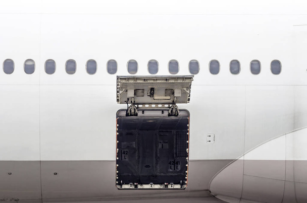 Compartimento de equipaje y sección de carga en el avión abierto a la inspección
 - Foto, imagen