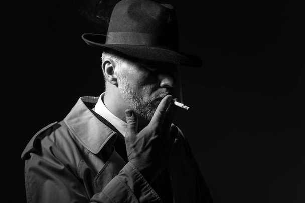 old fashioned man smoking cigarette - Foto, imagen