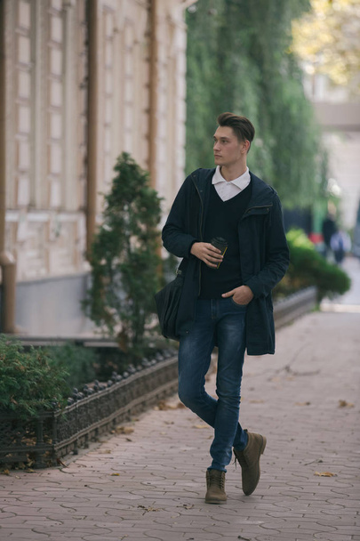 Hipster chico caminando por la calle, estilo urbano
 - Foto, Imagen