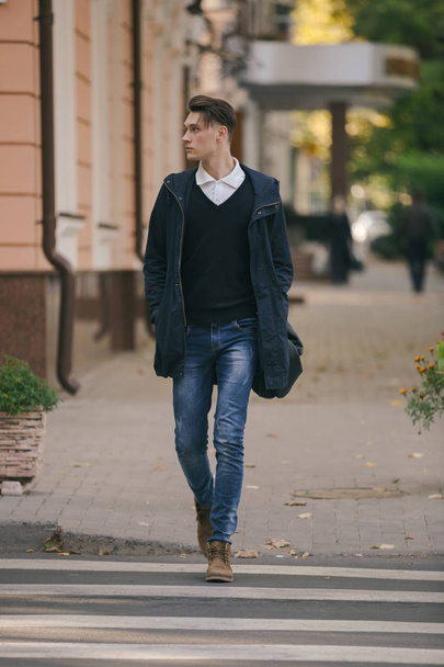 Hipster chico caminando por la calle, estilo urbano
 - Foto, Imagen