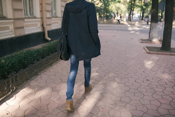 Csípő fickó sétál az utcán, a városi stílus - Fotó, kép
