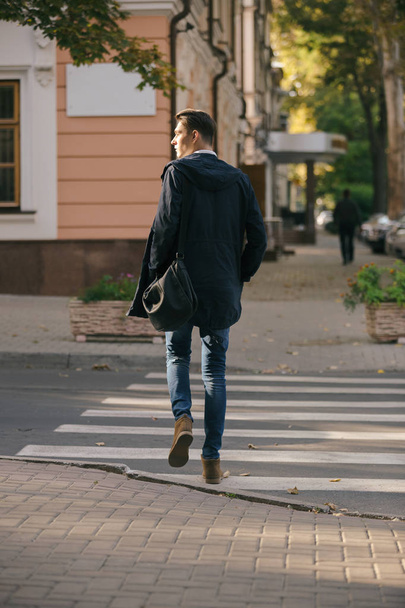Hipster kerel lopend onderaan de straat, stedelijke stijl - Foto, afbeelding
