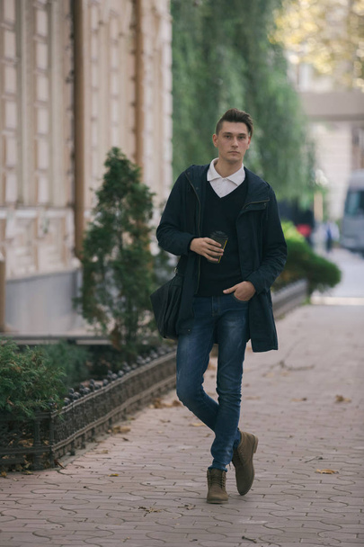 Hipster guy marchant dans la rue, style urbain
 - Photo, image