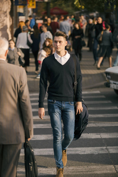 Hipster τύπος περπατούν κάτω από το δρόμο, urban στυλ - Φωτογραφία, εικόνα