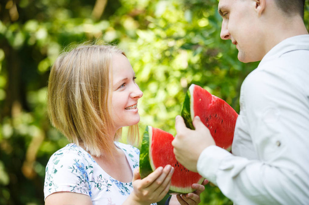 Paar isst Wassermelone - Foto, Bild