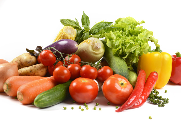 A különböző friss biozöldségek egészséges a fehér háttér előtt. (tiszta táplálkozás-Fogyókúra és egészséges bioélelmiszer-koncepció) - Fotó, kép