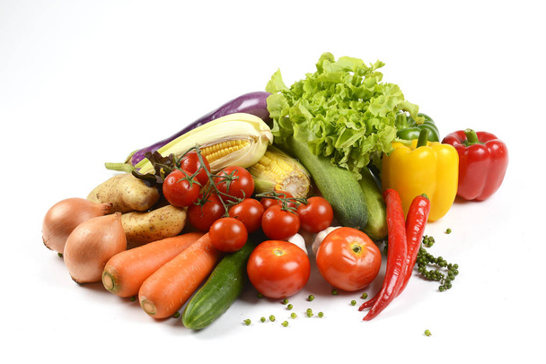 Różnych świeżych organicznych warzyw dla zdrowych na białym tle. (czyste, jedzenie diety i zdrowej żywności ekologicznej koncepcja) - Zdjęcie, obraz