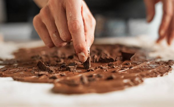 Cukiernik profesjonalne Dokonywanie smaczne ciasto z roztopionym chocolat - Zdjęcie, obraz