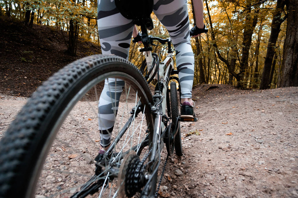 menina no esporte desgaste com andar de bicicleta na floresta amarela em
 - Foto, Imagem