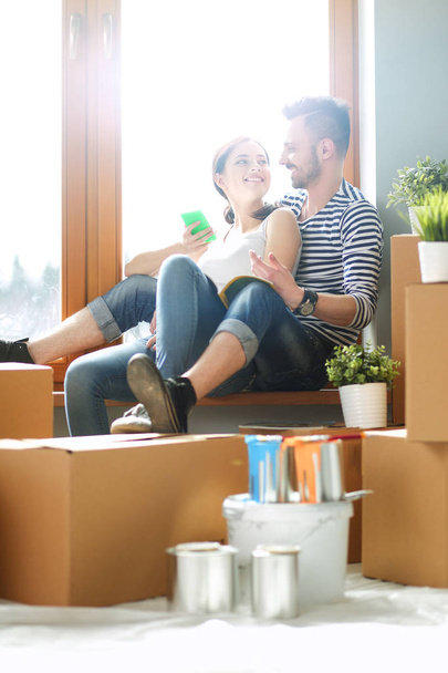 Couple moving in house sitting on the floor . Couple - Foto, Imagen