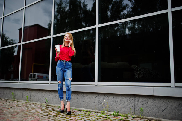 Portrét krásné ženy červené halence a ležérní džíny tal - Fotografie, Obrázek