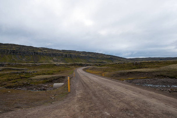 oxi carretera de montaña en Islandia Oriental
 - Foto, Imagen