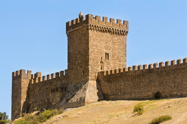 Fortaleza muralla con torres
. - Foto, Imagen