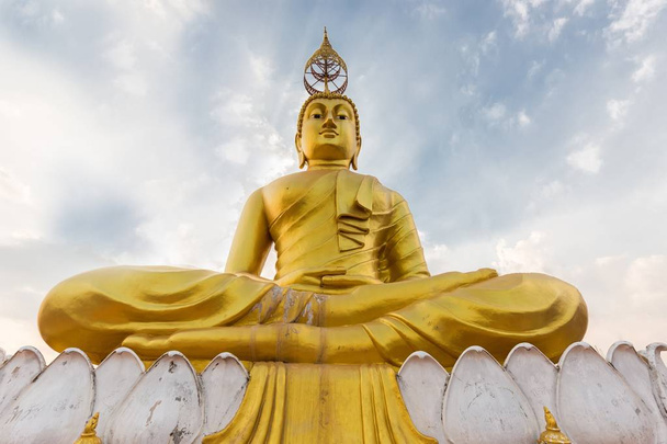 Zlatý Buddha socha pohled zdola - Fotografie, Obrázek