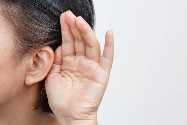 Senioren vrouw gehoorverlies, Hard van hoorzitting - Foto, afbeelding