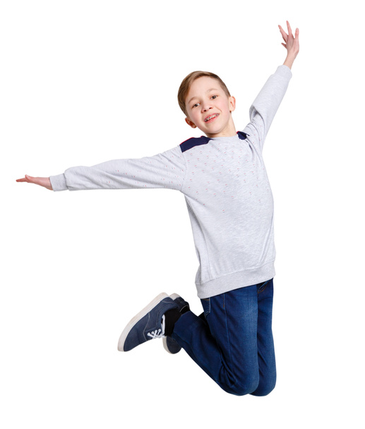 Gelukkig lachen jongen springen op witte geïsoleerde achtergrond - Foto, afbeelding