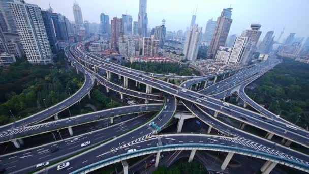 zajos, forgalmas on autópálya csomópont, légi kilátás Shanghai Skyline. - Felvétel, videó