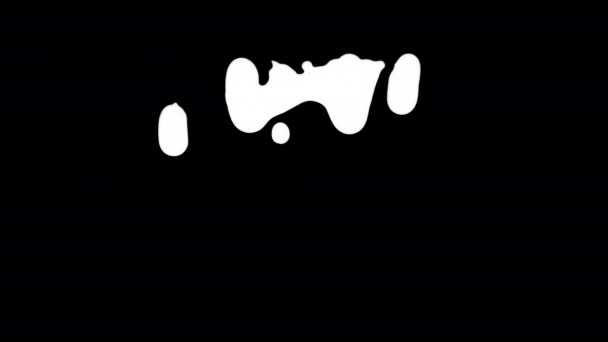 Λευκό μελάνι στάζει πάνω από μαύρη οθόνη υποβάθρου - Πλάνα, βίντεο