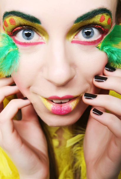 сумасшедшая девушка с ярким макияжем
 - Фото, изображение