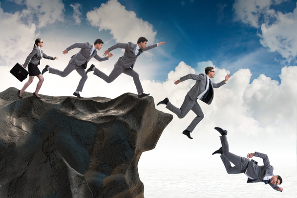 Gente de negocios cayendo por el acantilado
 - Foto, imagen