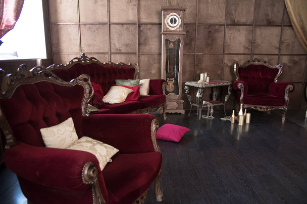 Belső, antik vörös bútorokkal berendezett és óra. - Fotó, kép