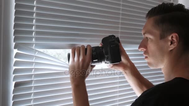 4K paparazzi o detective disparar en la cámara a través de las persianas de la ventana
 - Metraje, vídeo