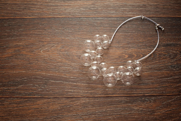 schöne Halskette für Frauen Glas auf Holzhintergrund - Foto, Bild