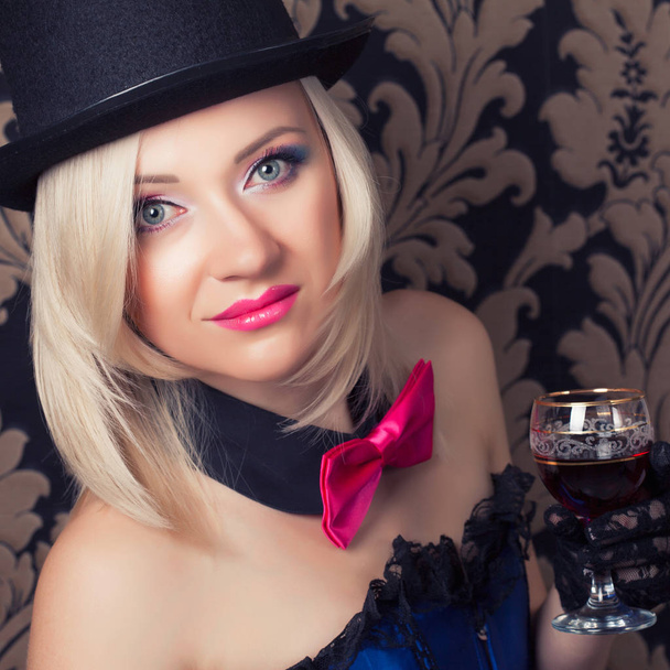 Beautiful woman with glass of red wine - Foto, afbeelding