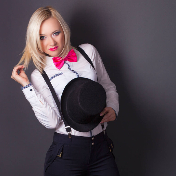 Woman wearing top hat and bow tie - Foto, Imagem