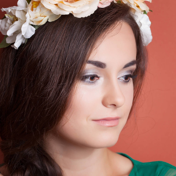 Beautiful young woman wearing wreath - Фото, зображення