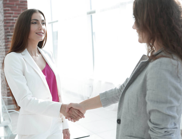 welcome handshake women business partners - Foto, immagini
