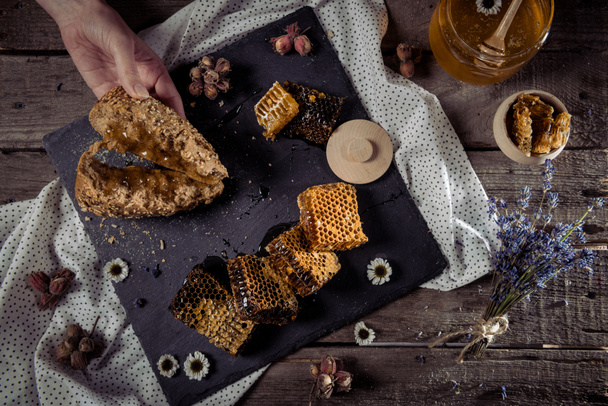 honeycombs and homemade bread  - Foto, afbeelding