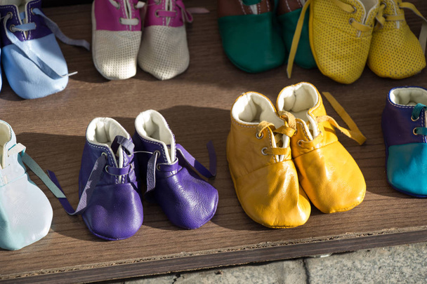 A hagyományos kézzel készített bőr cipők, a bazár  - Fotó, kép