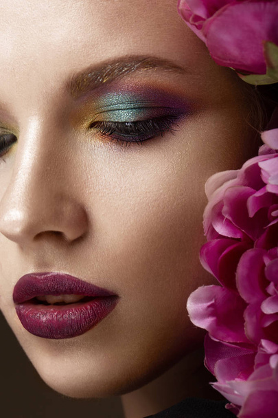 Beautiful girl with colorful make-up, flowers. beauty face. - Foto, afbeelding