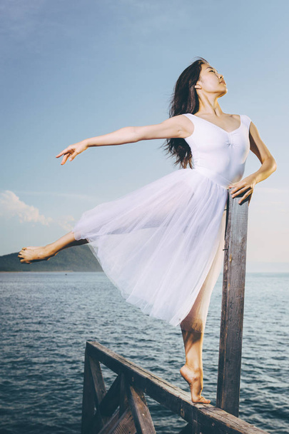 Ballet dancer outdoor - Zdjęcie, obraz