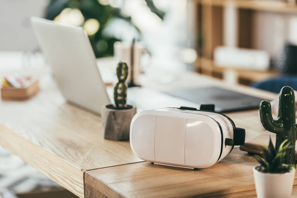 Auriculares de realidad virtual en la mesa
 - Foto, imagen