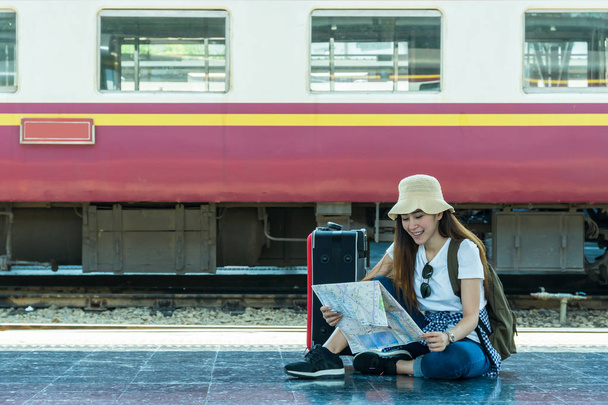 Viajante olhando para o mapa na estação de trem
 - Foto, Imagem