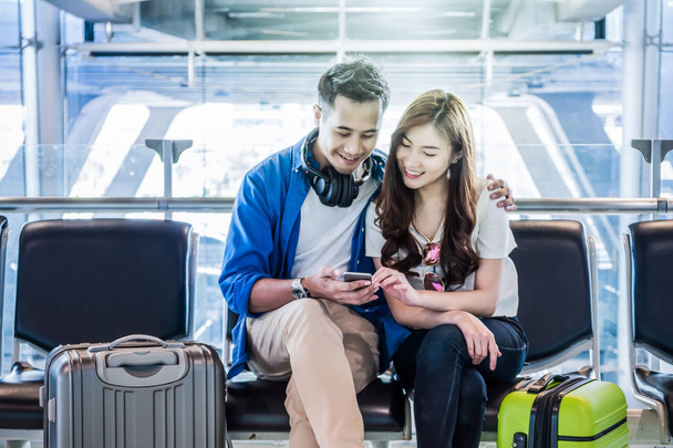 Asiático pareja viajero con maletas
  - Foto, Imagen