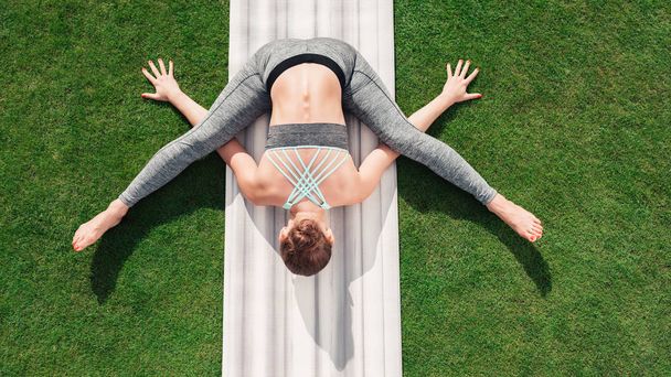 Frau in Yoga-Pose - Foto, Bild