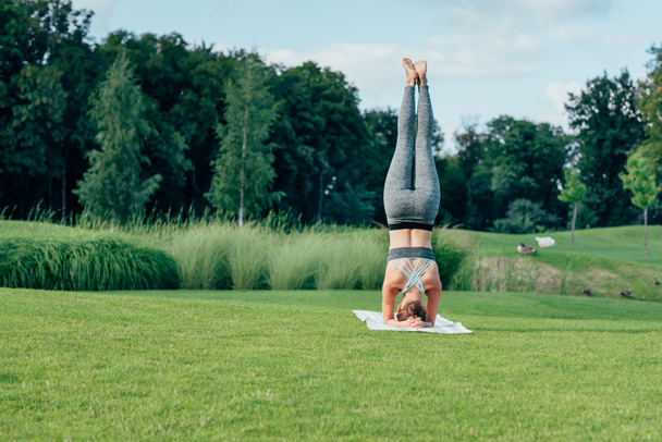 athletische Frau praktiziert Yoga - Foto, Bild