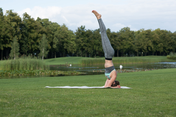 Mujer atlética practicando yoga
 - Foto, Imagen