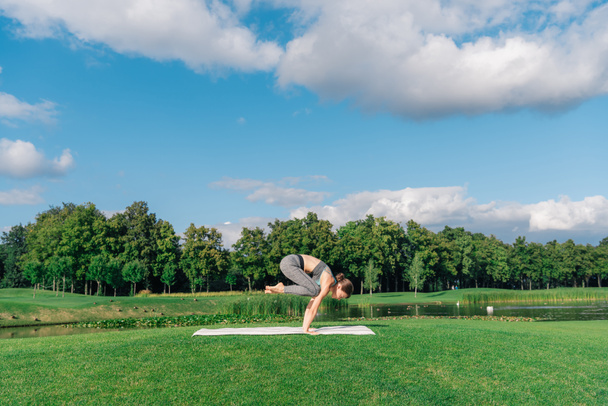 Femme sportive pratiquant le yoga
 - Photo, image